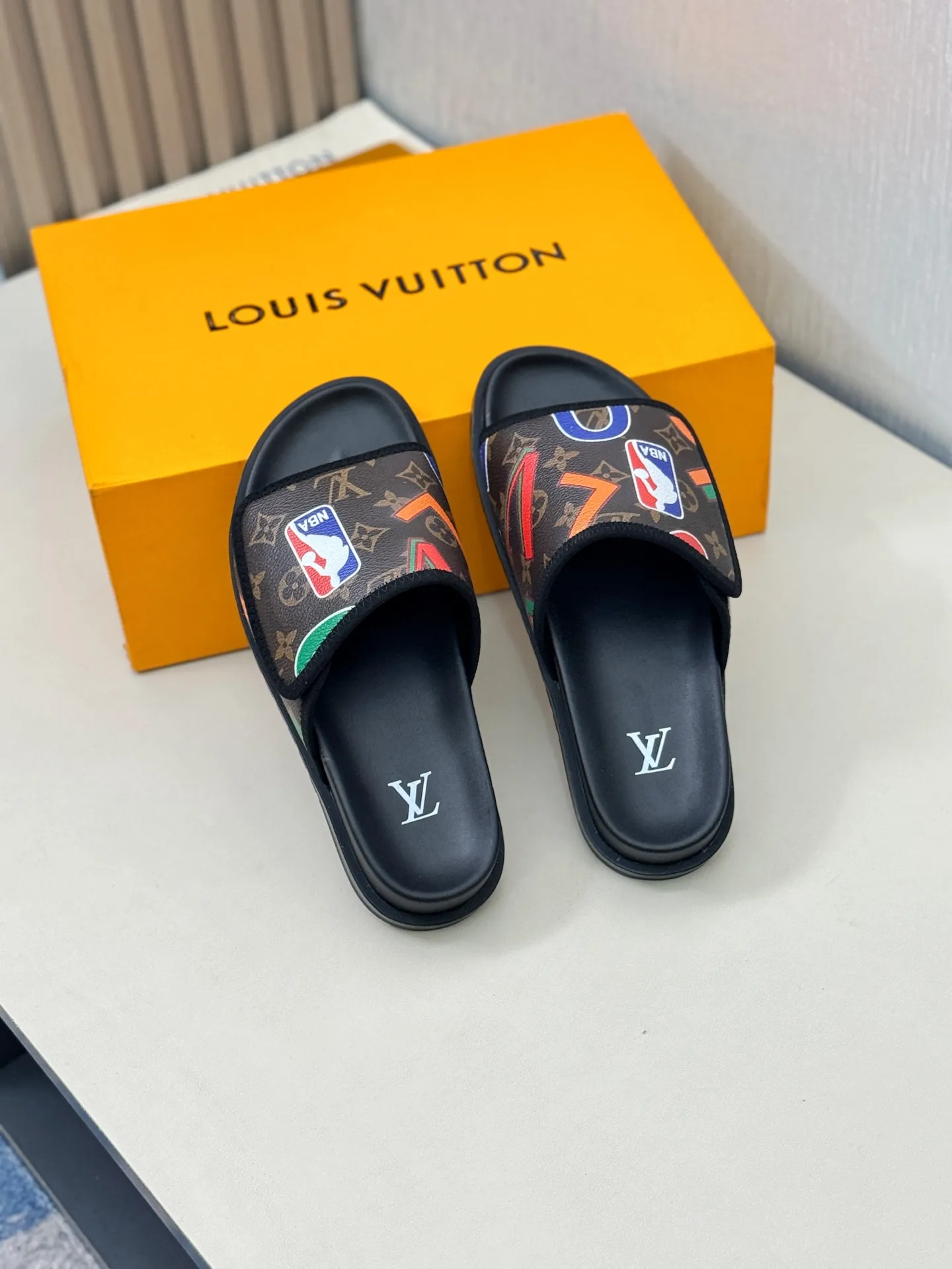 [L Home] P: 340💰Size: 38-45 Top purchasing agent lv men's summer slippers, classic presbyopia with Velcro, soft real leather lining, unique color splicing effect, distinctive personality, fashionable and trendy essential style, light and comfortable. Lightweight and tough rubber insole, micro ridged foam outsole, super comfortable!